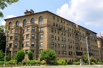 Building Photo - 14 N Chatsworth Ave