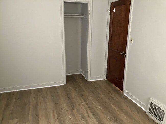 Building Photo - 2 Bedroom, 1 Bathroom Lower Unit in Downto...