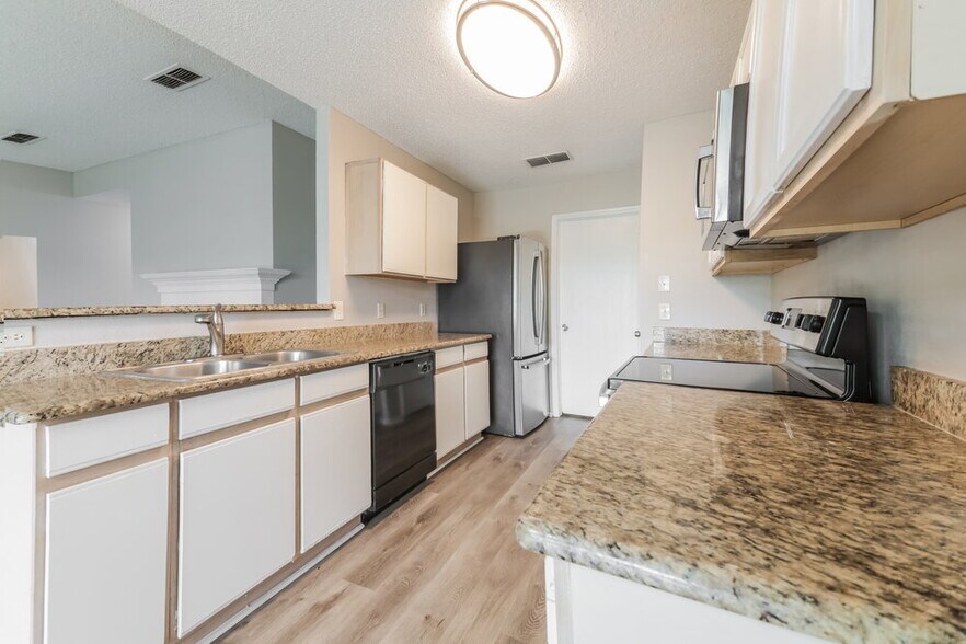 Building Photo - 1009 Springcreek Dr