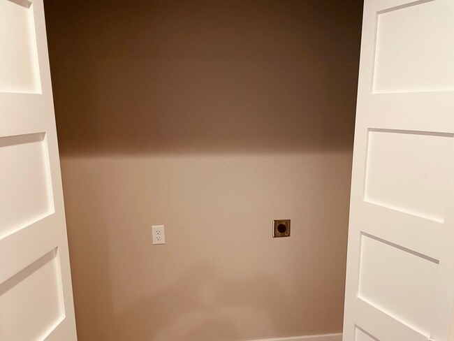 Building Photo - 3 Bd / 2.5 Bath