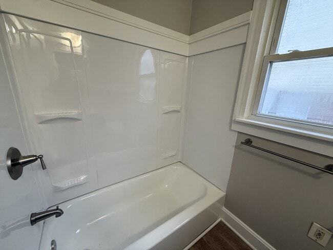 Building Photo - 628 E 4th Ave