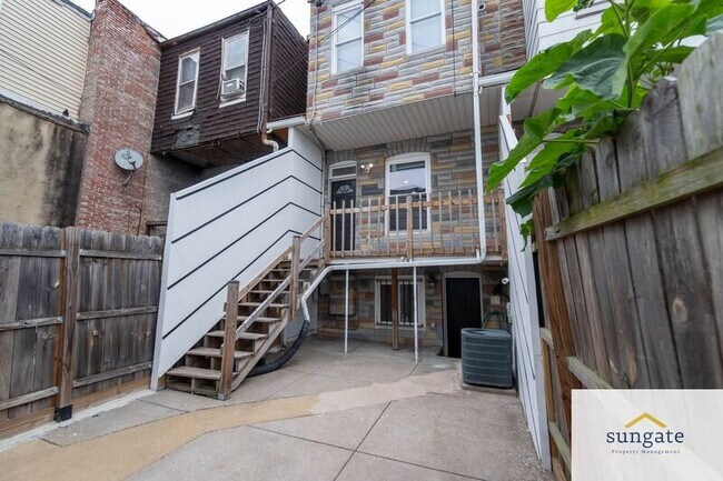 Building Photo - 442 N Linwood Ave