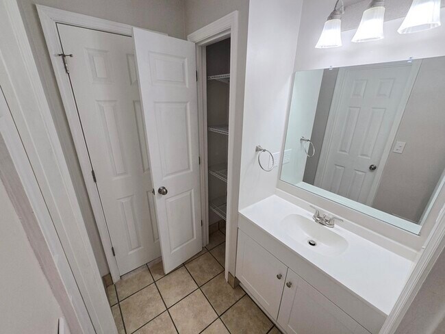 Building Photo - 3 BEDROOM END UNIT TOWNHOUSE FOR RENT IN V...