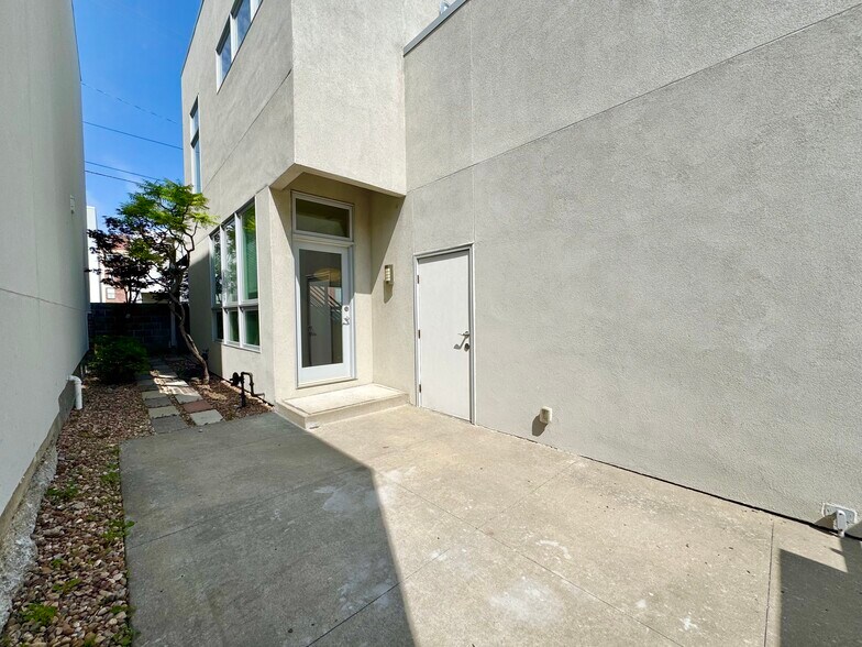 Building Photo - 527 Oak St