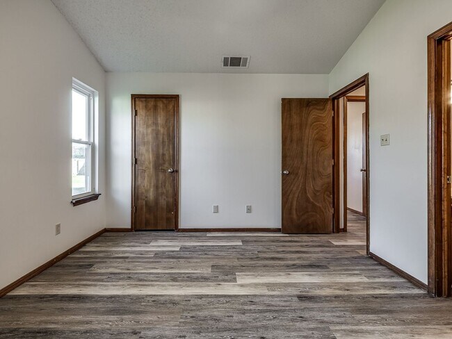 Building Photo - Charming home