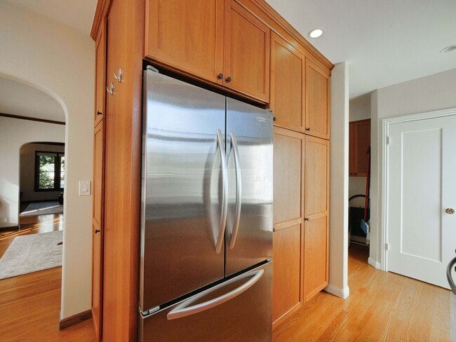 Building Photo - 1718 Le Roy Ave