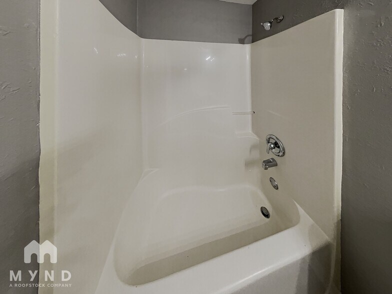 Building Photo - 908 Hubbel Rd