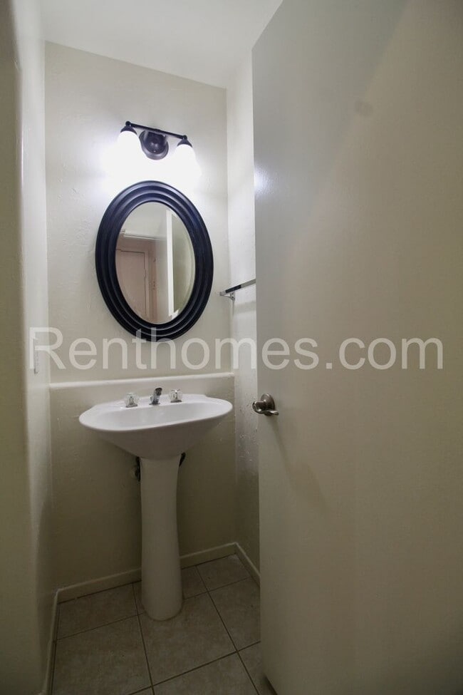 Building Photo - 9411 Questa Pointe