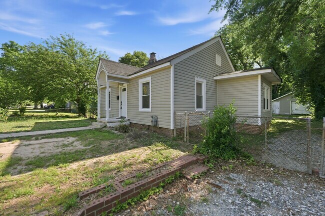Building Photo - 214 Markham St