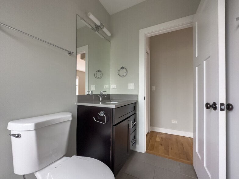 Building Photo - 2206 W Eastwood Ave