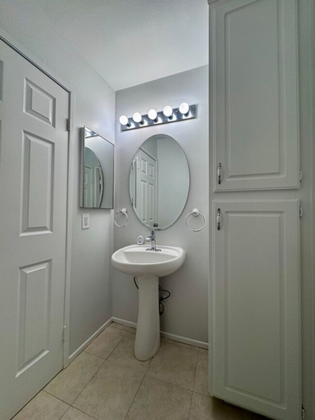 Building Photo - Spacious 4 Bedroom Home with a loft AND bo...