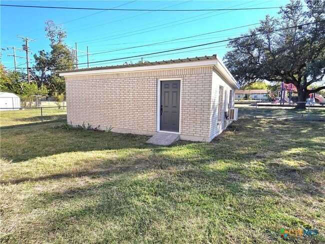 Building Photo - 1204 Amthor Ave