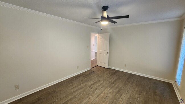 Building Photo - 114 Van Dr