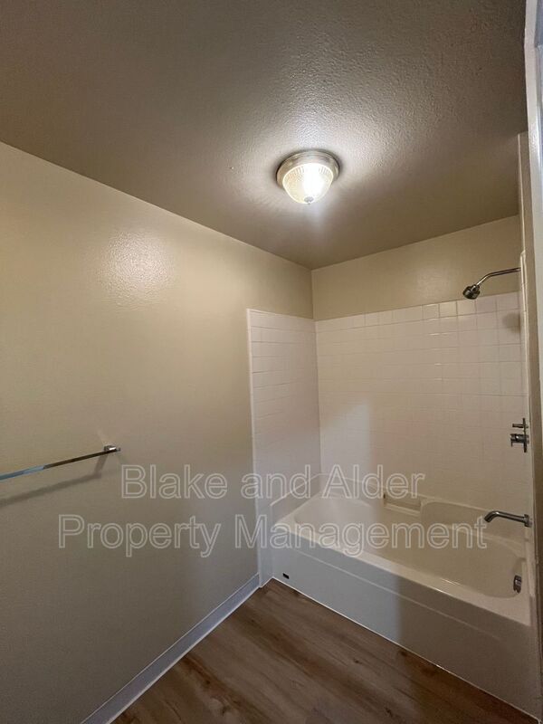 Building Photo - 5531 SW Lombard Ave