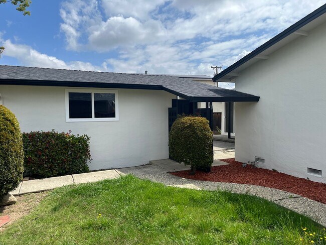 Building Photo - Remodeled Cupertino Gem in Top-Rated School District!