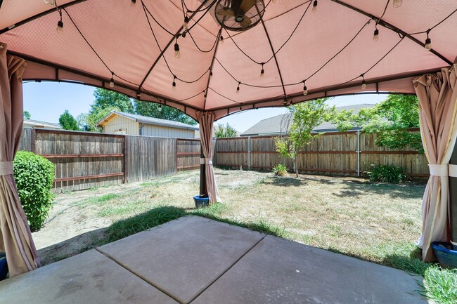 Building Photo - Spacious 4-Bedroom Home with Den – North Y...