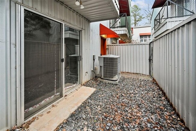 Building Photo - 920 Memorial Dr SE