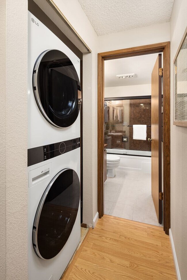 Building Photo - Spacious 2 bed, 1.25 bath, convenient loca...