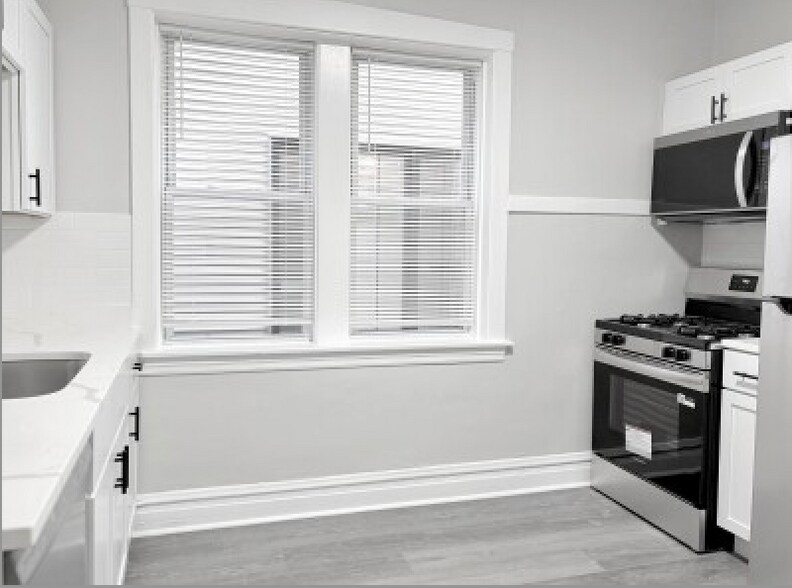 Building Photo - 2939 N Fairfield Ave