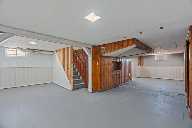 Building Photo - 3-Bedroom, 1-Bath Single-Family Home, BIG backyard!