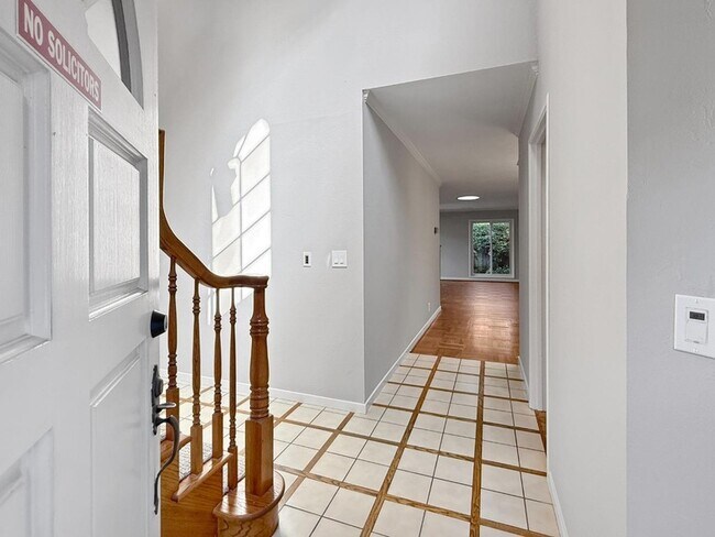 Building Photo - 527 Hilbar Ln