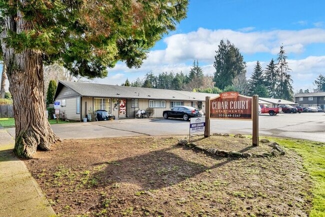 Building Photo - Spacious 3 bedroom 1.5 bath townhome Hillsboro!