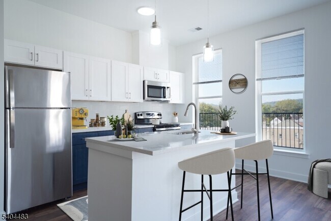 Building Photo - 18 W Main St