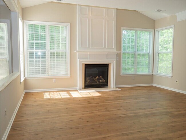 Building Photo - 663 Prada Ct NE