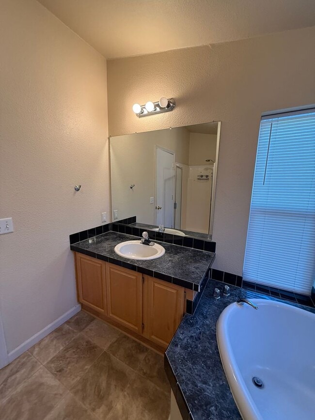 Building Photo - Don’t miss out on this great home