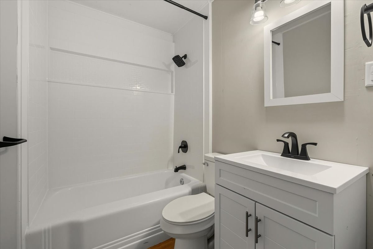 Building Photo - 710 E Chestnut St