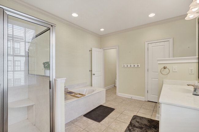 Building Photo - 407 E Hull St