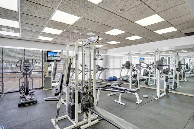 Building Photo - 2555 Collins Ave