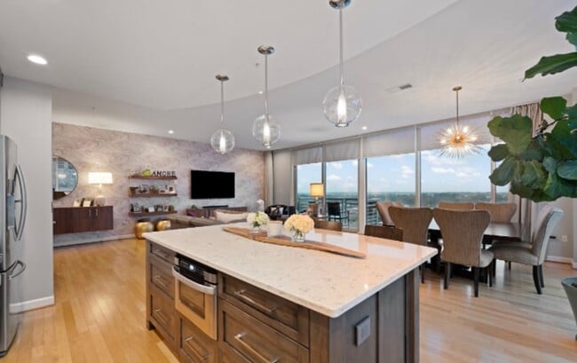 Building Photo - Centerpointe- Urban luxury living!!