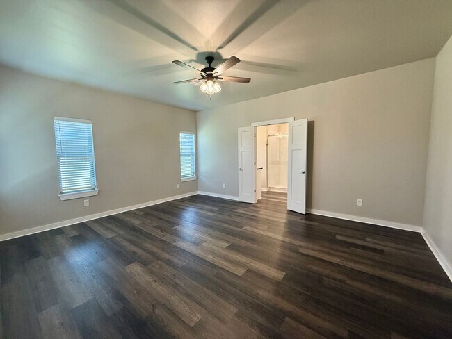 Building Photo - Large 2 Bed, 2 Bath in Beautifully Well-Ma...