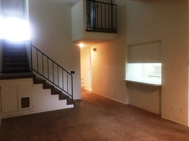 Building Photo - WELL MAINTAINED 2 BR, 2 BA TOWNHOME BY VAN MALL AREA!