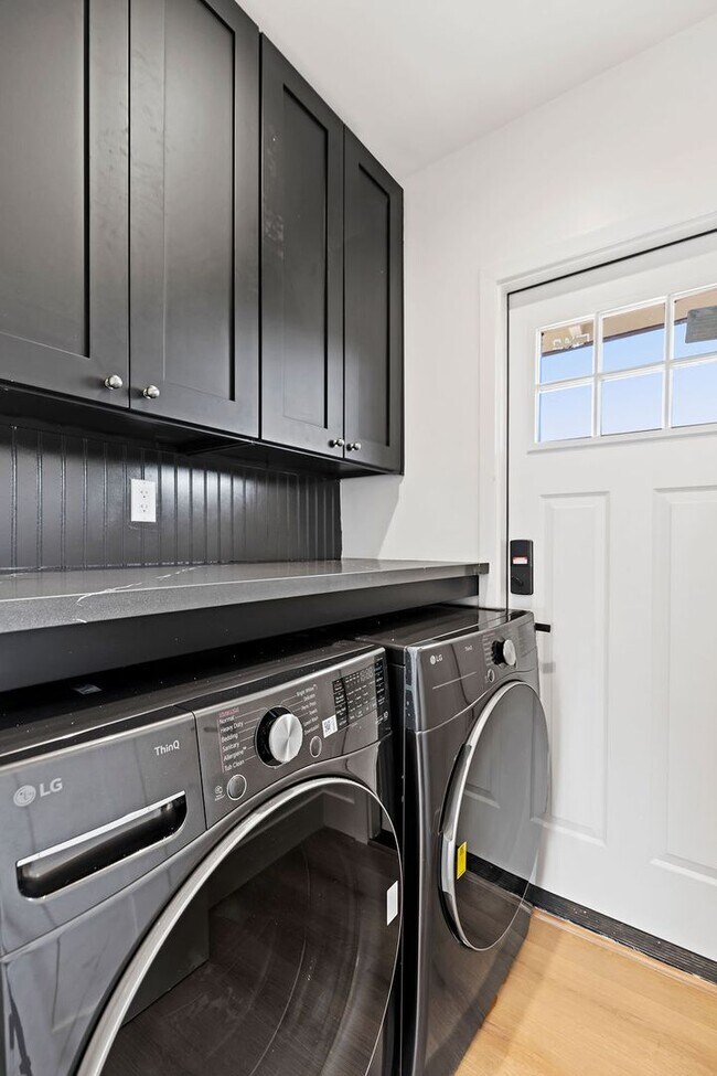 Building Photo - incredible home 3 bedroom, loft