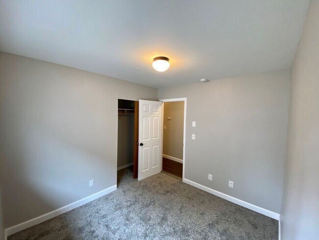 Building Photo - R242b