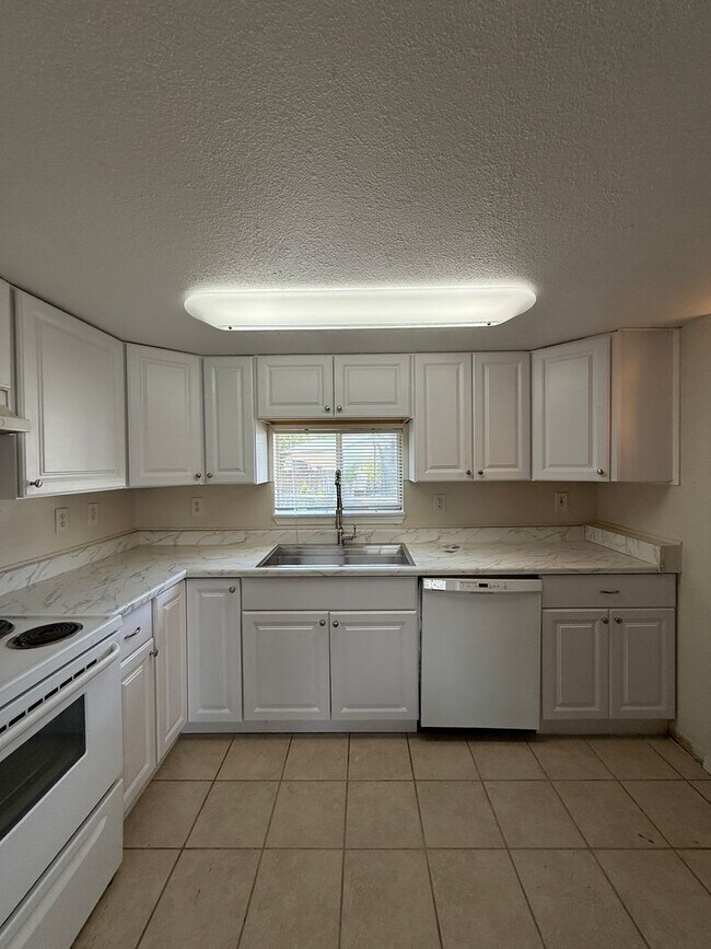 Building Photo - 809 Willard. New pictures coming soon!!