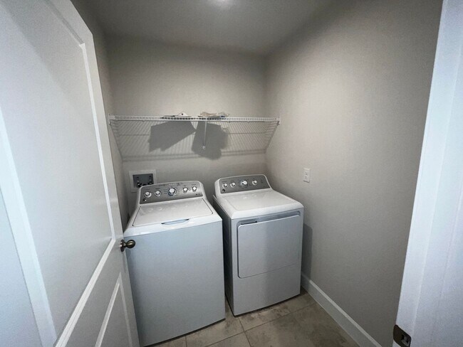 Building Photo - Stunning 5 bedroom 3 bath Winter Haven Home near Lego Land!