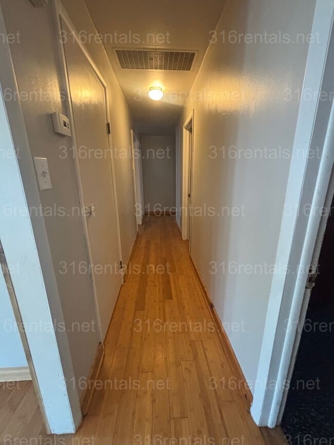 Building Photo - 3 bed 1 bath house available NOW!