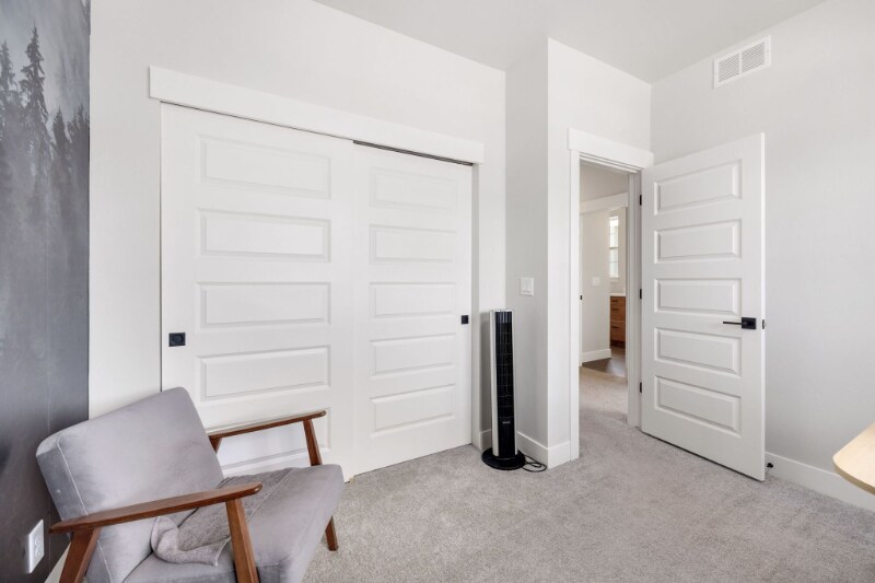 Building Photo - 685 Crossbill Dr