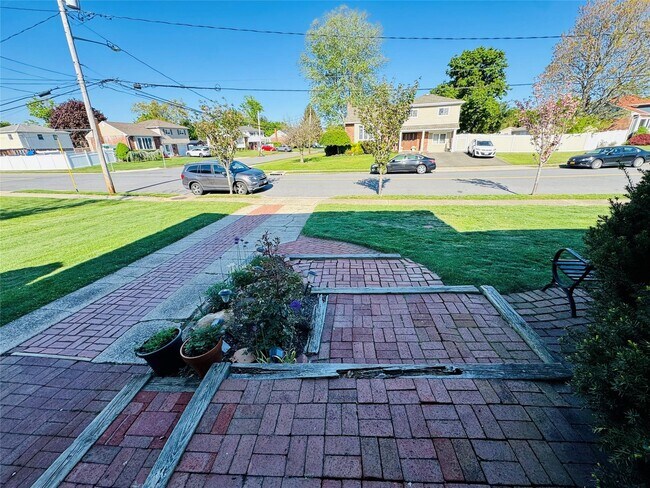 Building Photo - 662 Interlaken Ln