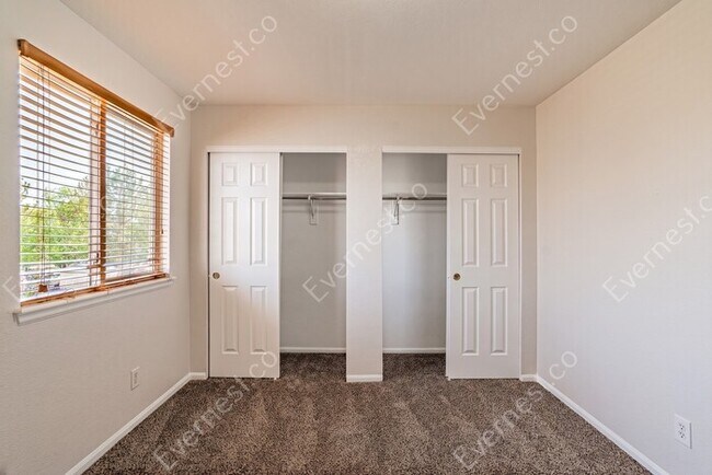 Building Photo - 5 Bed, 3.5 Bath Home with Fenced Yard & Garage / Available Now!