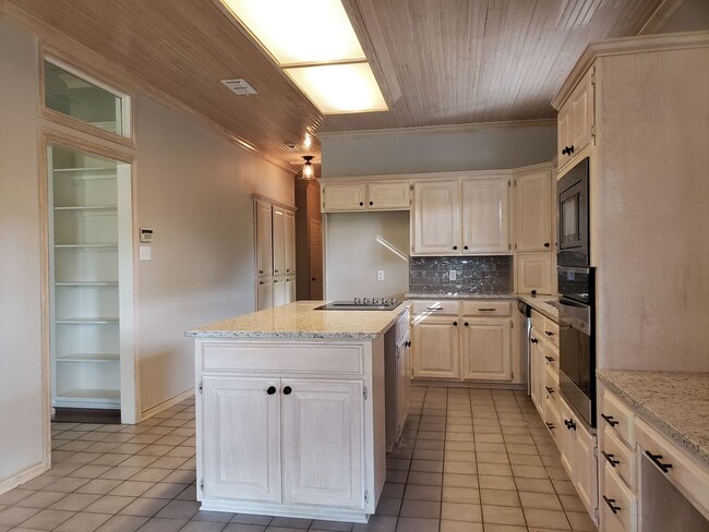 Building Photo - 3106 Lake Forest Dr