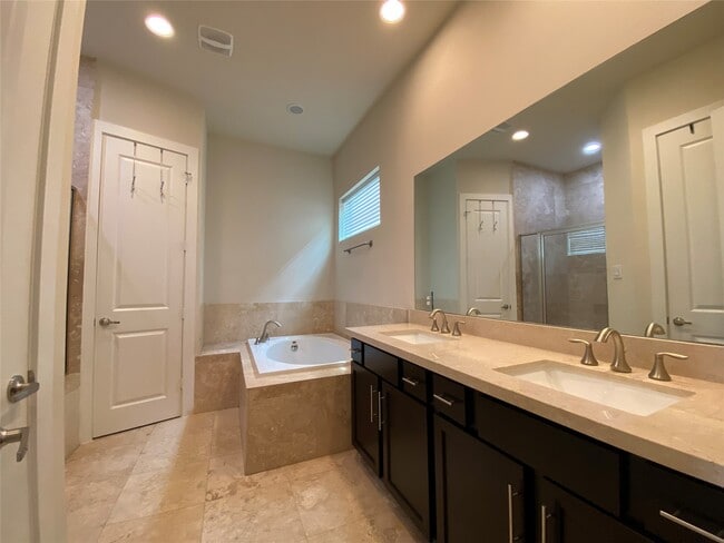 Building Photo - 74 N Hutcheson St