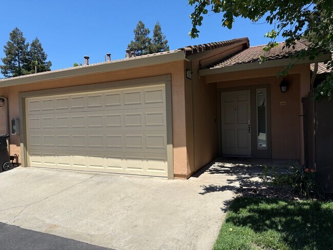 Building Photo - Single story 3 bedroom with attached Garage!