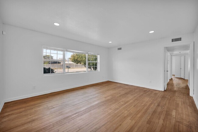 Building Photo - Stunning 3-Bedroom, 2-Bath Home in Desirable Mandarin Neighborhood!