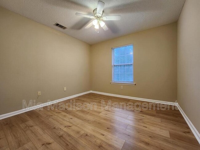 Building Photo - 21 Cobblestone Ct