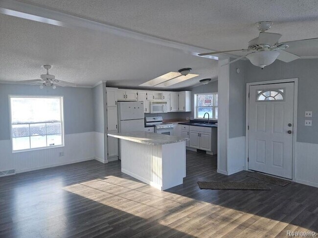 Building Photo - 6274 Cree Ct