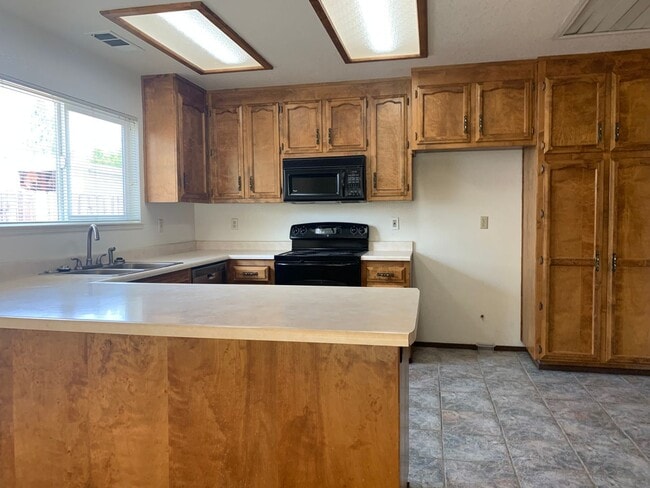 Building Photo - Make this your new home!